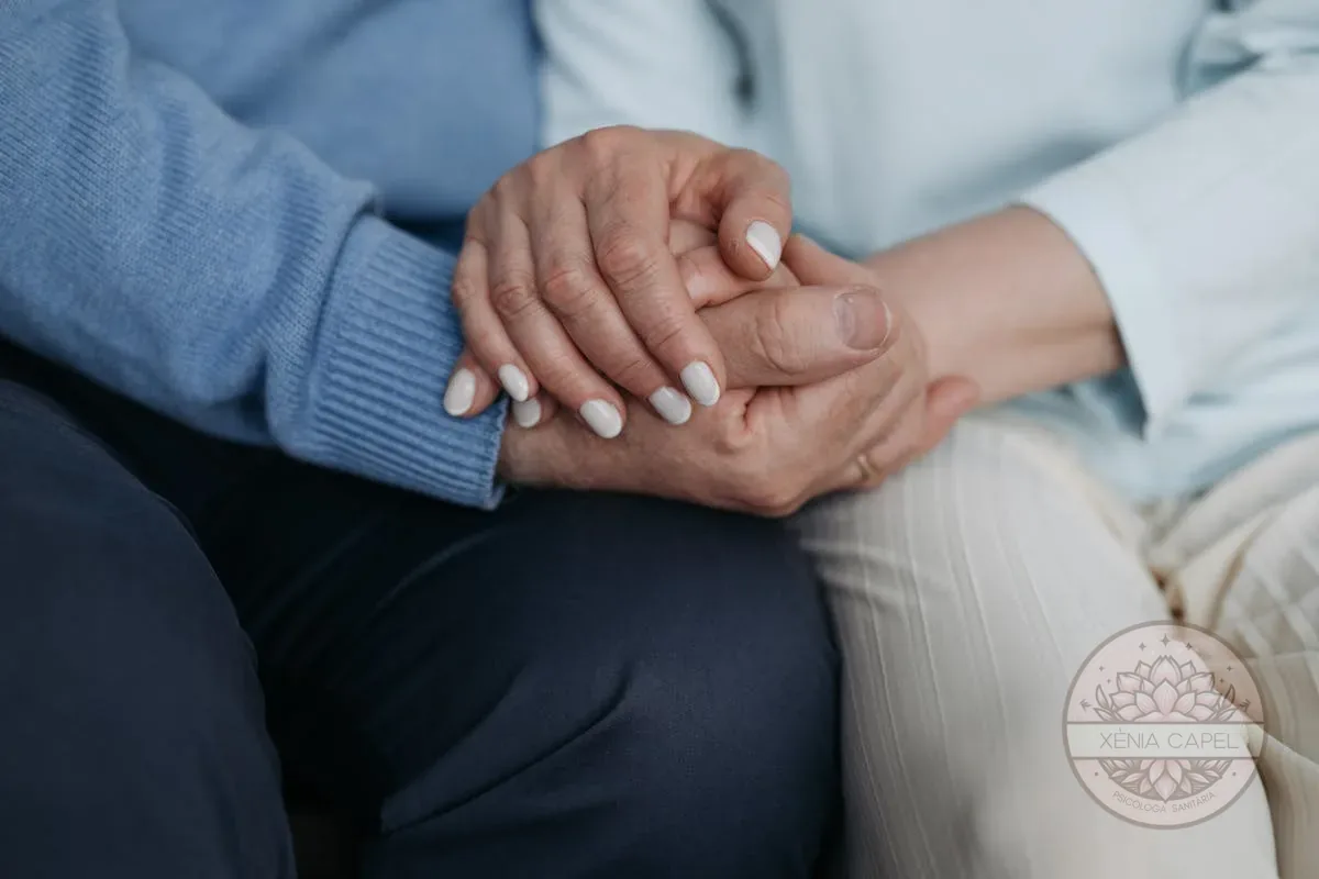 Estilos de apego: manos entrelazadas que representan un vínculo afectivo seguro en una relación