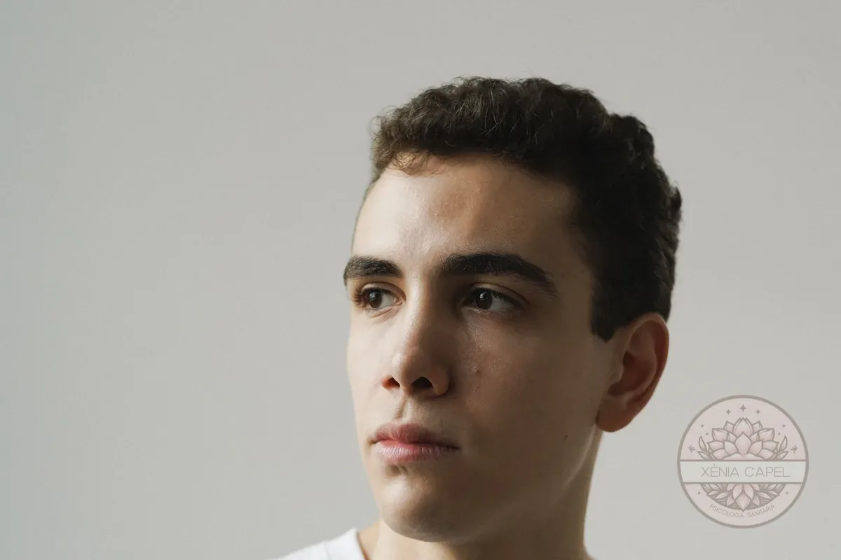 Alexitimia: hombre joven con expresión neutra y mirada distante, un ejemplo de la dificultad para conectar con las emociones y ponerles nombre