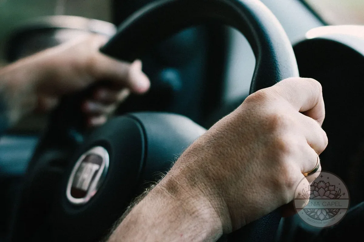 Amaxophobia: hands gripping a car steering wheel tightly, an example of the tension and fear of driving