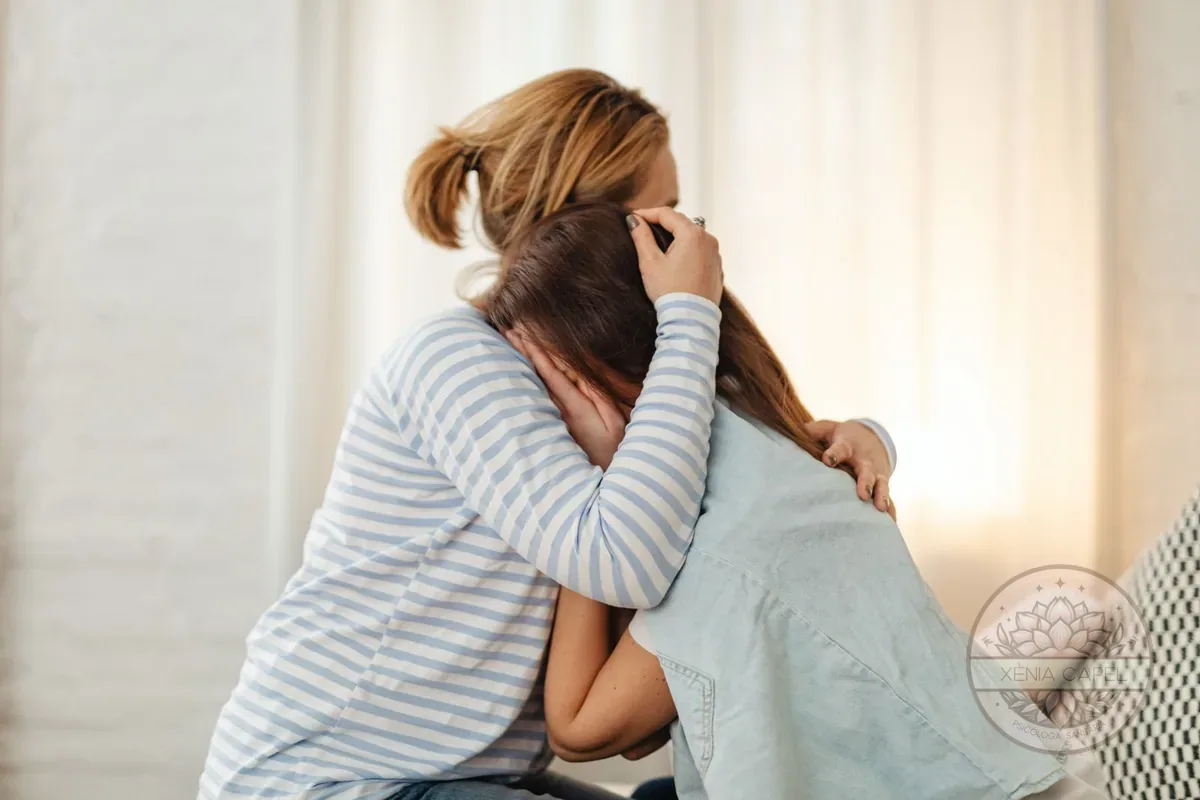 Ansiedad infantil: una madre abraza y calma a su hijo preocupado, transmitiéndole seguridad y apoyo
