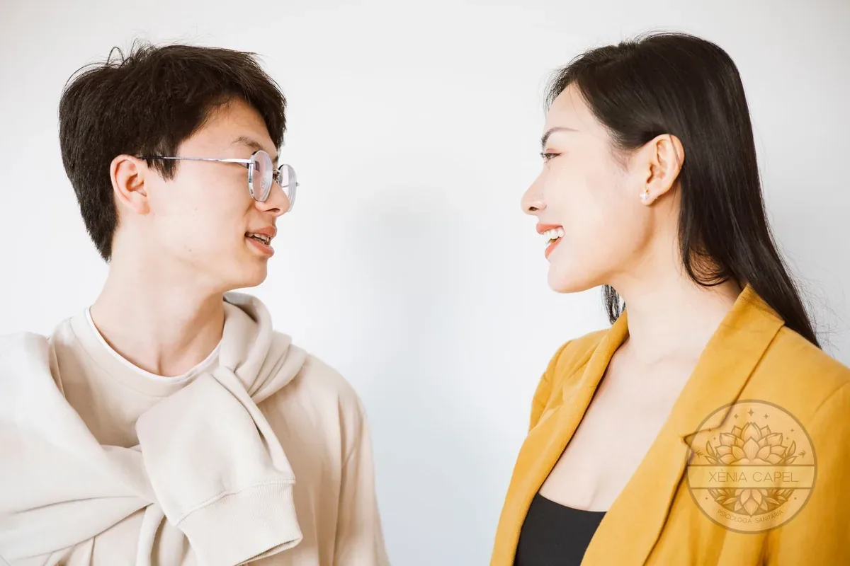 Asertividad: dos personas conversando cara a cara con comunicación asertiva y respeto mutuo
