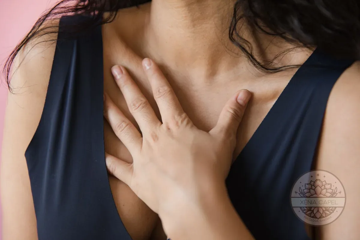 La autocompasión: mujer con la mano en el pecho, el gesto de calmarse y tratarse con amabilidad