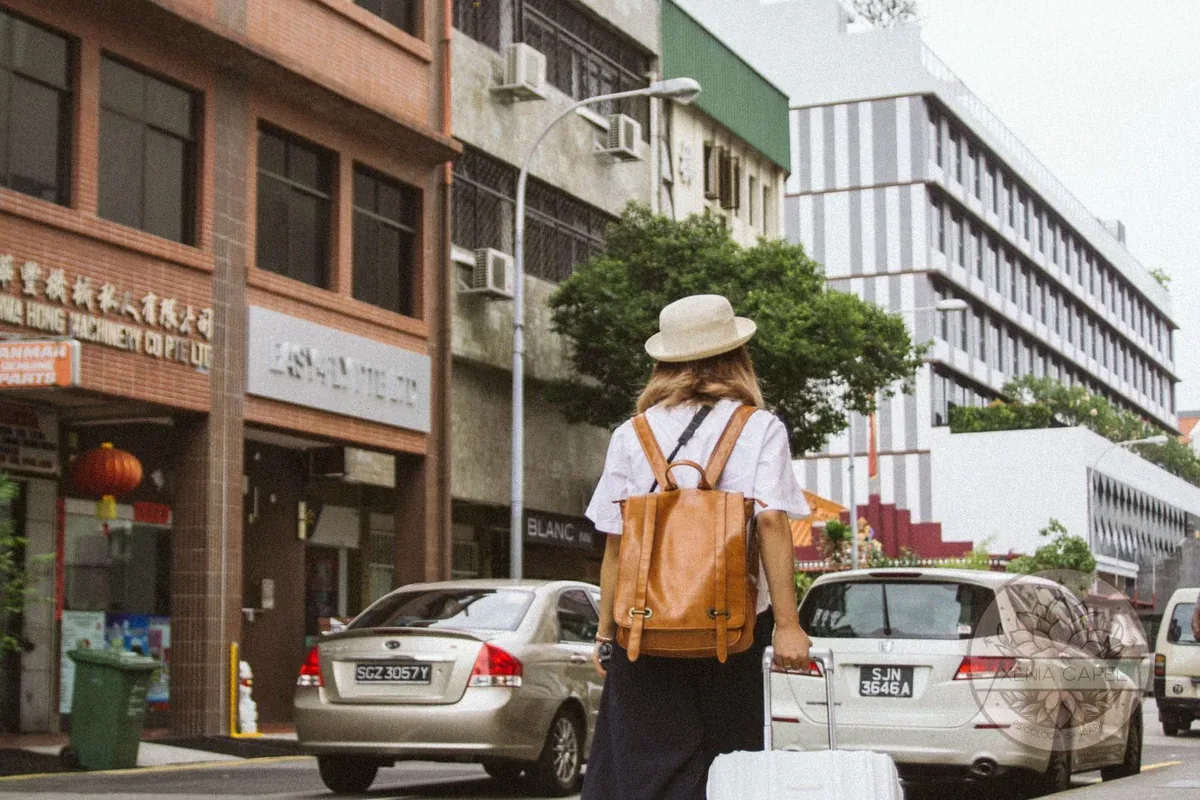 Choque cultural: mujer con maleta y mochila en una calle de una ciudad extranjera, adaptándose a un nuevo país