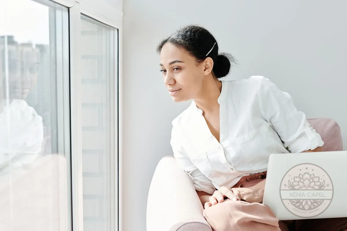Depressió somrient: dona d'aspecte serè i funcional amb una mirada distant que amaga tristor