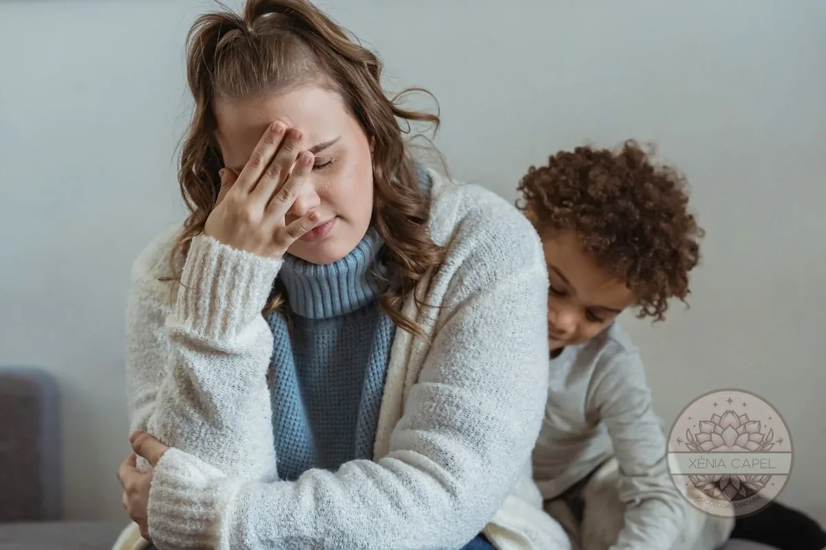 Esgotament parental (burnout parental): mare esgotada amb el seu fill, símptomes i tractament psicològic del cansament de la criança