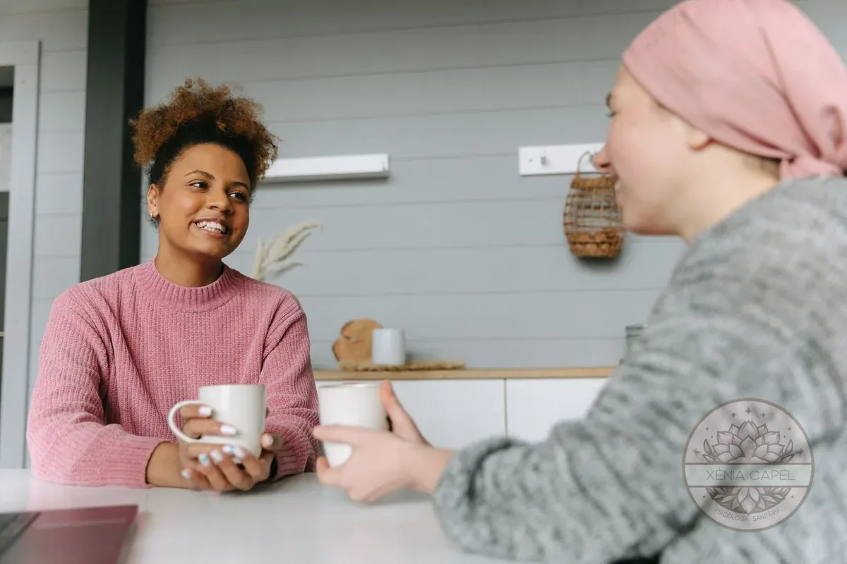 Habilidades sociales: dos personas conversando con naturalidad y sonriendo en un encuentro relajado