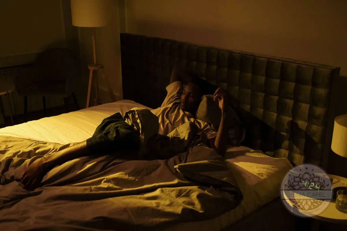 Miedo a la muerte: una persona despierta de noche en la cama, con pensamientos angustiantes sobre la muerte