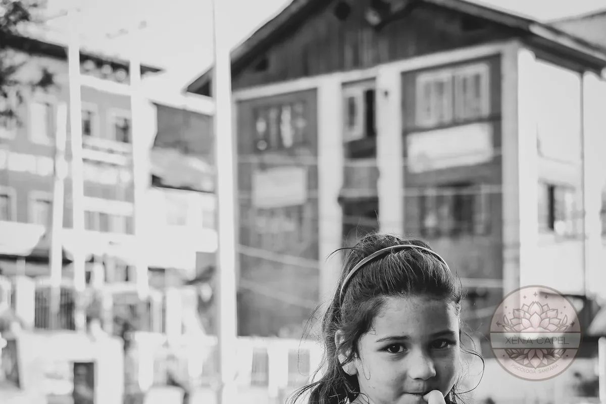 Mutismo selectivo: una niña tímida y callada observando, con la mano cerca de la boca
