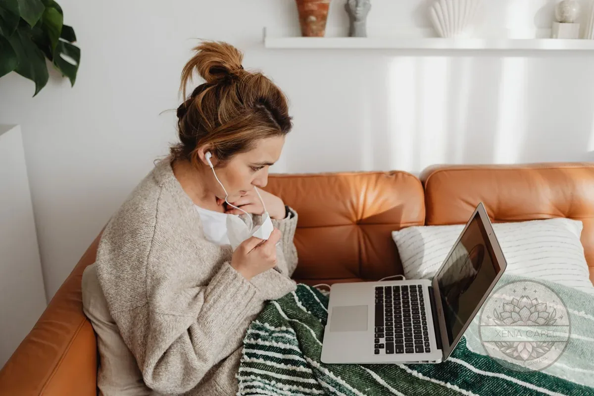 Terapia en tu idioma: mujer en sesión de terapia online desde casa, expresándose en su lengua materna